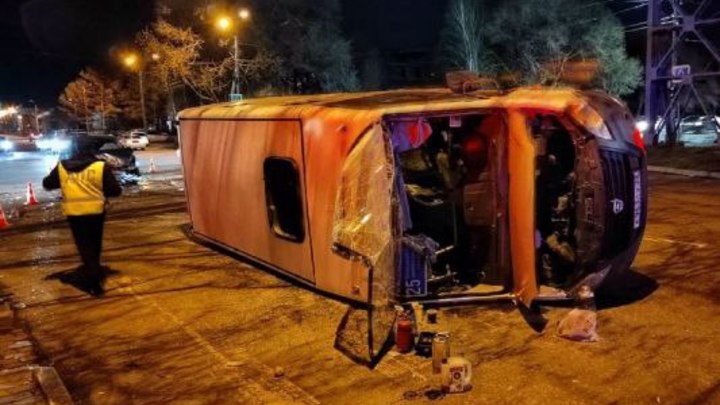 Двое детей и 12 взрослых пострадали в перевернувшемся автобусе в Благовещенске