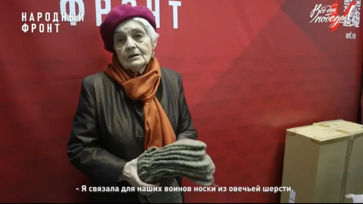 В Архангельске 85-летняя местная жительница вяжет теплые носки для бойцов СВО