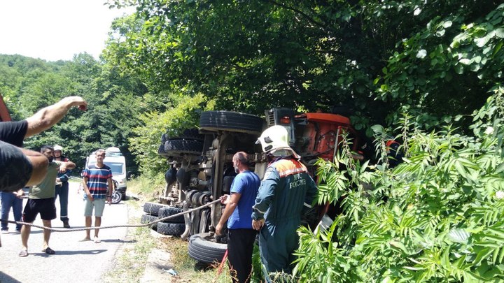 В Сочи перевернулась бетономешалка, водителя придавило двигателем