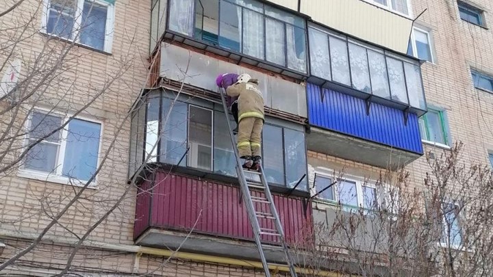 Могла упасть в любой момент: в Челябинской области спасатели сняли бабушку с козырька балкона