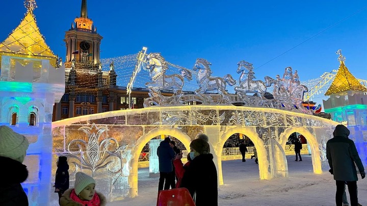 В Екатеринбурге начали снос ледового городка