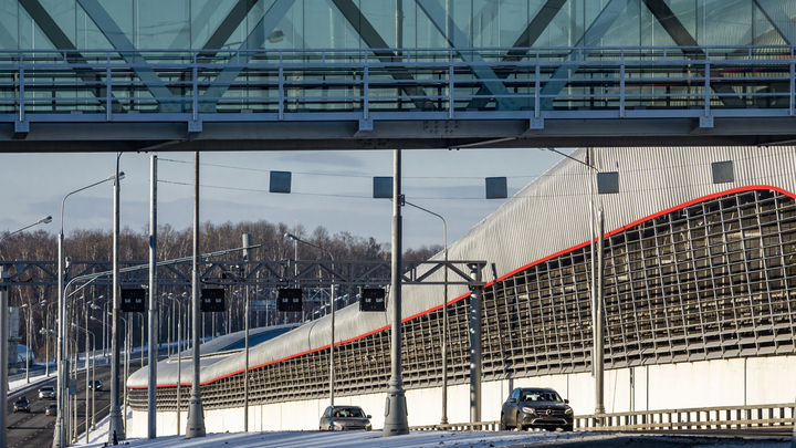 На Дмитровском шоссе фура сбила сорвавшегося с автовышки рабочего