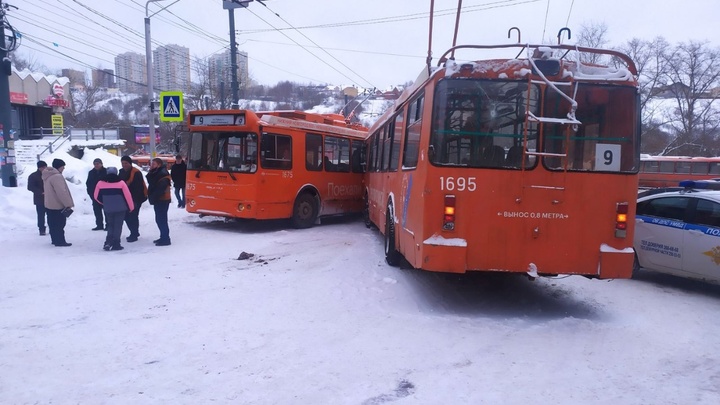 В Нижнем Новгороде столкнулись автобус, два троллейбуса и автомобиль