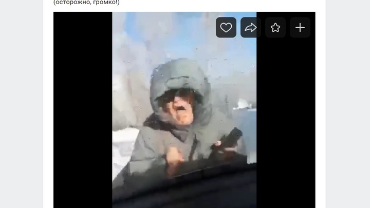 Жительница Подмосковья с криками упала под колёса стоящего автомобиля, пытаясь сымитировать ДТП