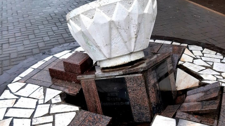 В Азове, в год юбилея Петра I рухнул памятник 300 лет Российскому флоту