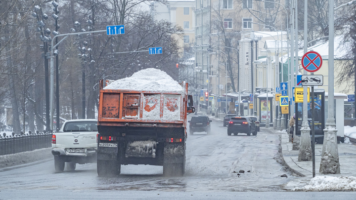 В Екатеринбурге за сутки выпало больше половины февральской нормы снега