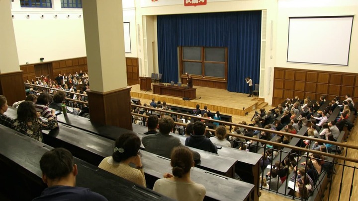 Студенты УрФУ устроили спам-бунт с требованием распустить их по домам