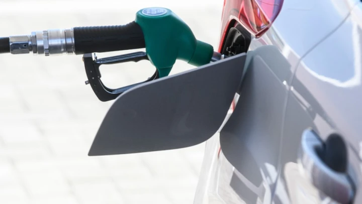 Рост цен на топливо – выше инфляции. Миронов возмущён: Битый небитого везёт