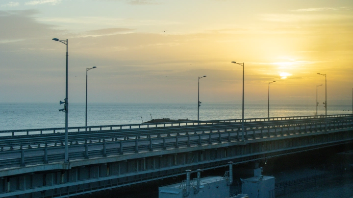 Mash: на Крымском мосту разворачивают Газели и Спринтеры без сидений