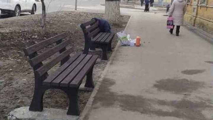 В Новочеркасске у поликлиники появились лавочки из полиэтиленовых пакетов