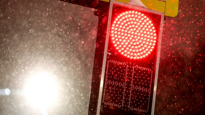В Екатеринбурге на одном из самых аварийных перекрёстков установили светофор