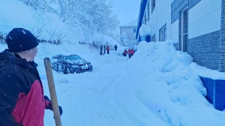 На Камчатке погиб мужчина под кучей снега, сошедшего с крыши