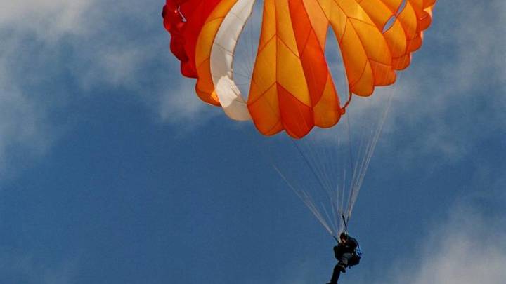 В Краснодаре бейсджамперы прыгнули с парашютами с осветительной вышки стадиона Кубань