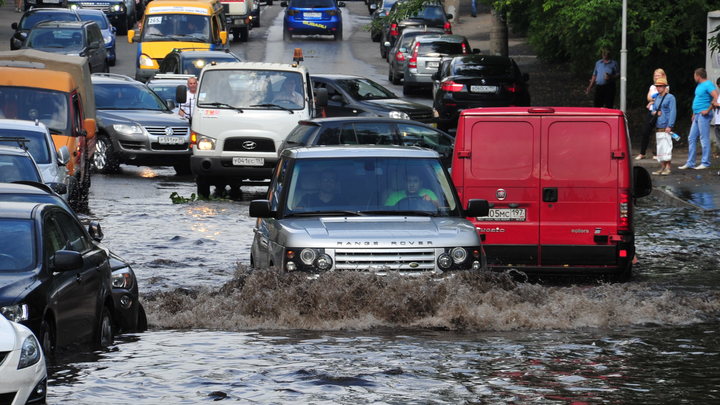 Улицы ушли под воду. Мощный ливень обрушился на Владивосток