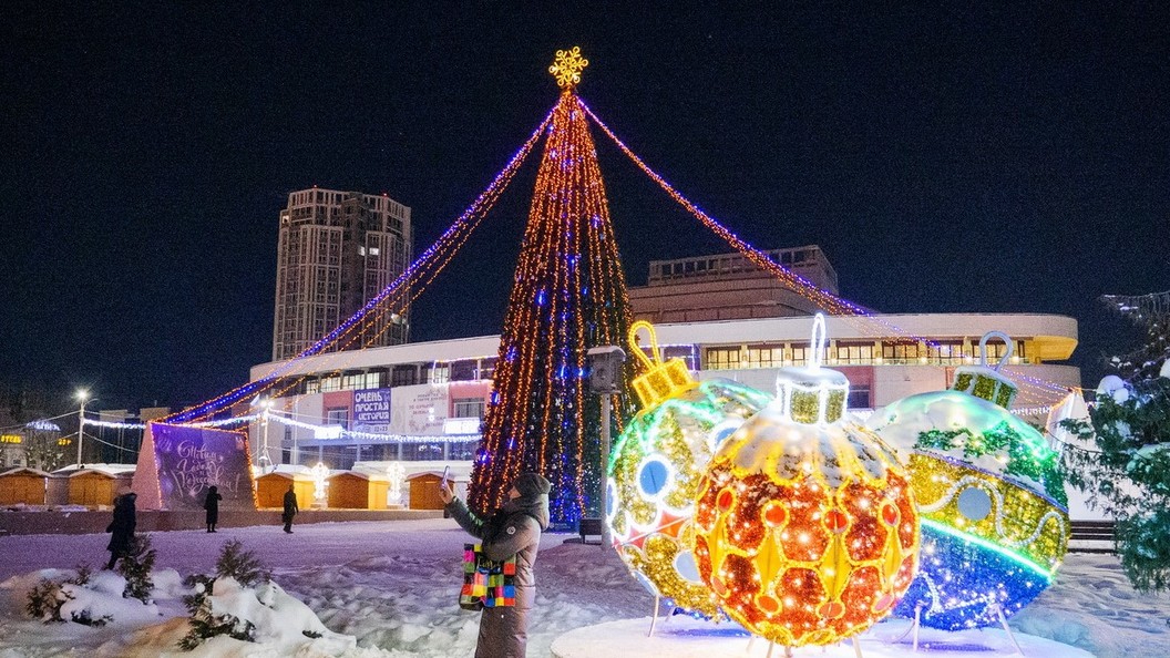 Иваново год. Новогоднее Иваново. Новогодний городок Иваново. Иваново елка на площади Пушкина. Шары новогодние на площади Пушкина Иваново.