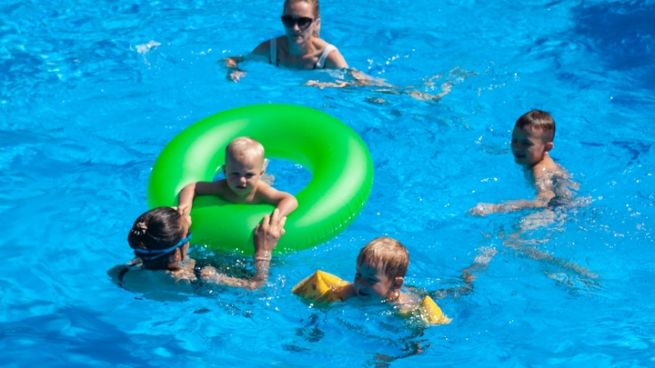 Четырёхлетний ребёнок утонул в бассейне торгового центра в Астраханской области: СК начал проверку
