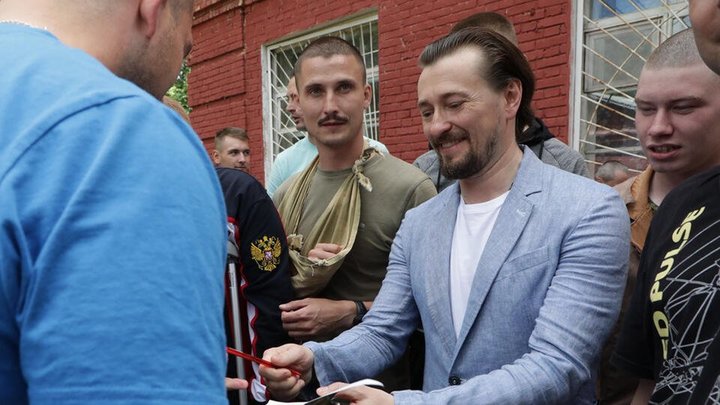 Здравия желаю!: Сергей Безруков дал концерт в военном госпитале в Новосибирске