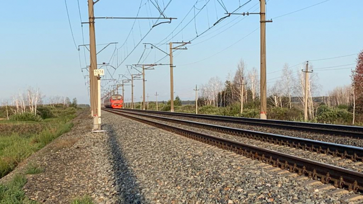 Под Новосибирском поезд насмерть сбил молодого мужчину
