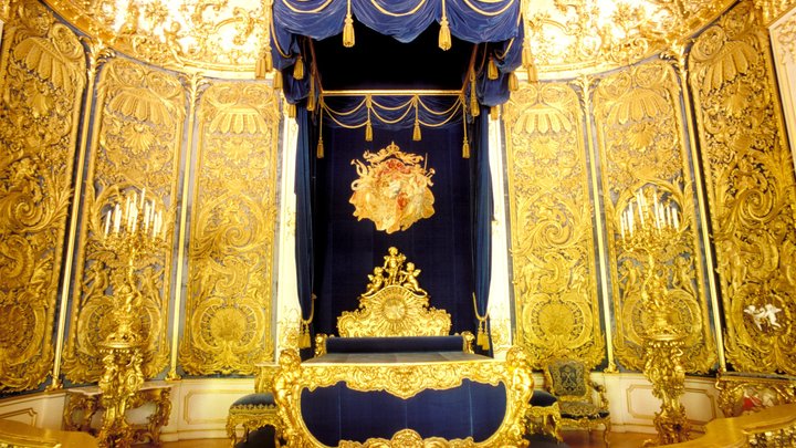 Золотая мебель, диджей: Во Львове заметили рекламу вип-бомбоубежищ за бешеные деньги