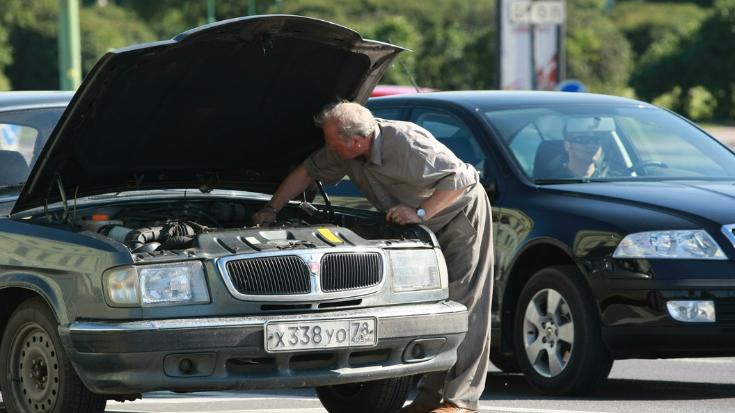 Мужчина позагорал на чужом авто