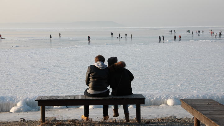За сутки - месячная норма осадков: Владивосток замело, движение в городе восстанавливают