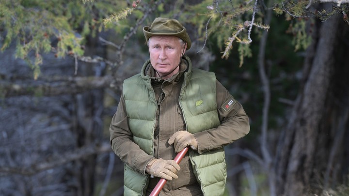 А Шойгу сэкономил: В Сети бросились считать стоимость наряда Путина в Сибири