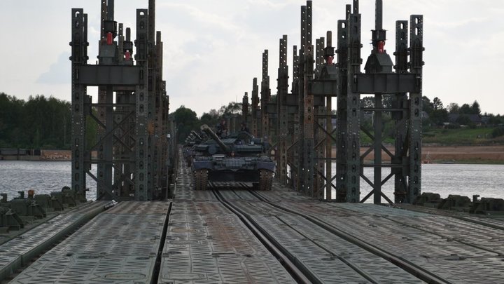 В минобороны России доложили об успешном завершении манёвра переброски войск через Днепр