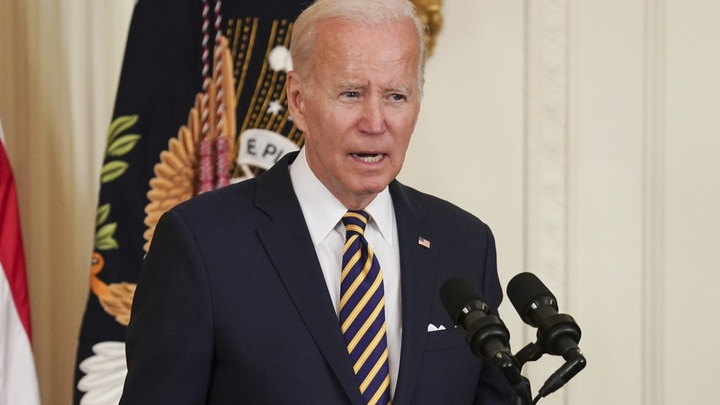 Давай, Джо, он прямо за тобой!: Неравный бой Байдена с пиджаком стал материалом для комиков