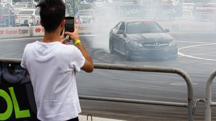 Уже лишали прав. В Волгограде джигит на Мерседесе напугал водителей дрифтом на перекрёстке