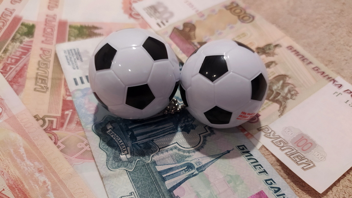 Особняк с футбольным полем продаётся за 75 млн рублей в Новосибирске