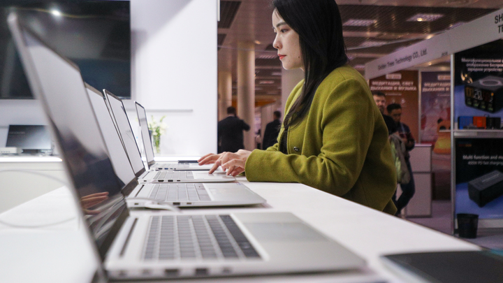 Нейросеть от Mail.ru поможет легко отреставрировать старые фото