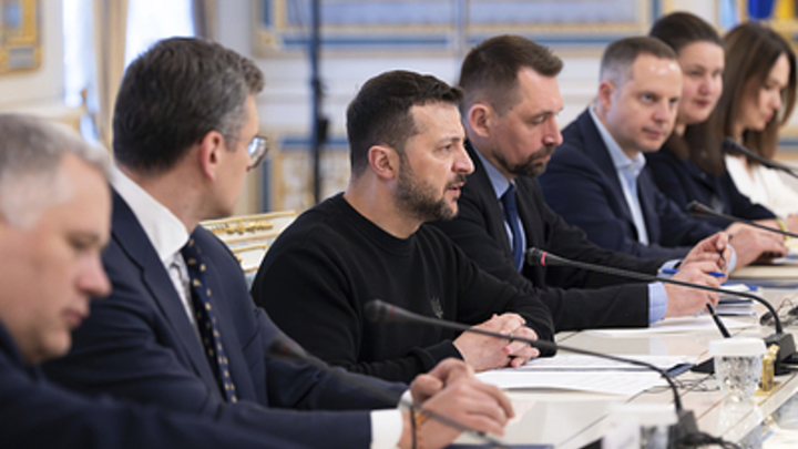 Зеленский заявил, что не понимает слов Макрона об отправке войск на Украину