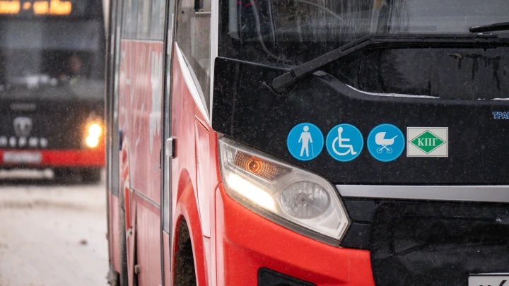 Автобус врезался в остановку в Петербурге: один погиб, трое пострадали