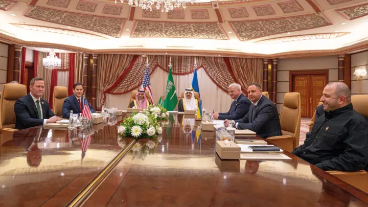 Пересёк границу и раптом зник: Участник переговорной группы сбежал с Украины