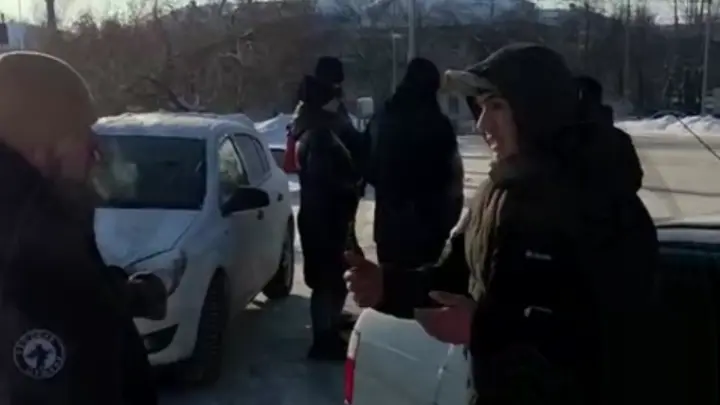 На Урале группа мигрантов пыталась запугать девушку после ДТП