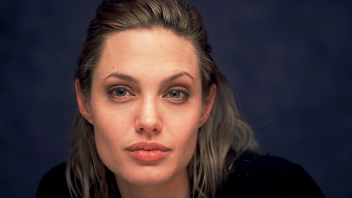 Приехала бесплатно? Маловероятно. Кто спонсировал приключения Анджелины Джоли на Украине?