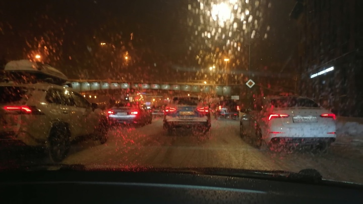 Дороги в Петербурге окрасились в красный цвет: машины буксуют в снегу