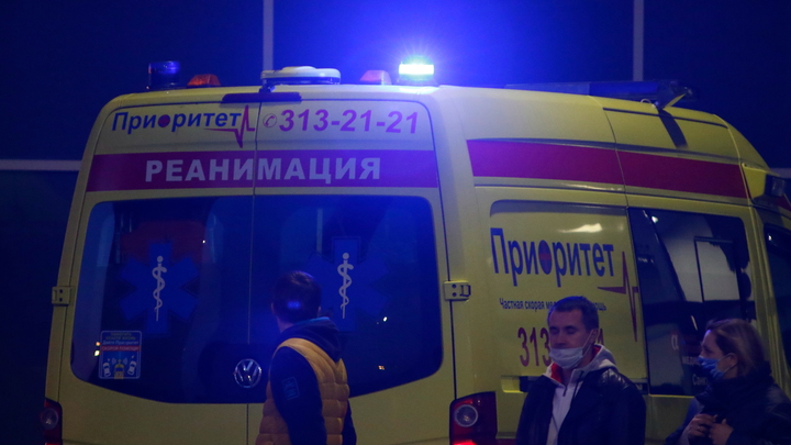 В Петербурге на прохожего с высоты 16 этажа упал мужчина
