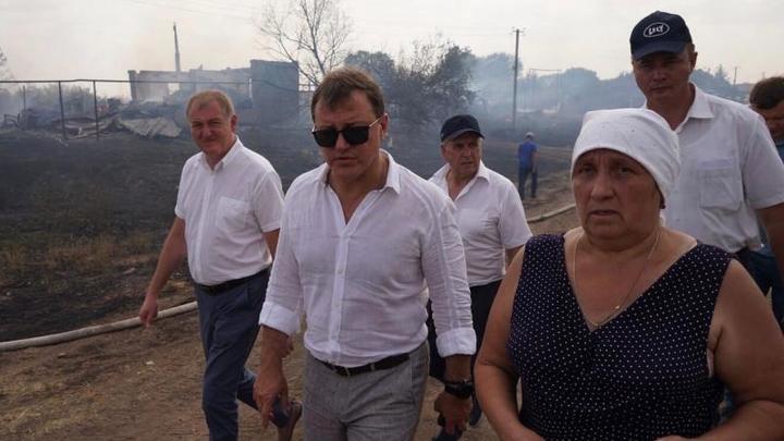 Губернатор Дмитрий Азаров на месте пожара в селе Гвардейцы: выясняем, какая помощь нужна