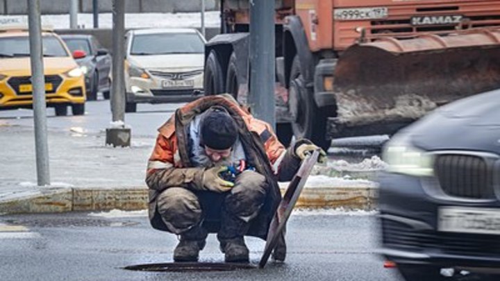 В Царском из коллектора извлекли полусгнившие останки седого мужчины