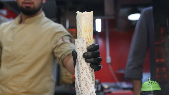 Бородачи кормили клиентов шаурмой с сальмонеллой. Суд оказался очень гуманным - в тюрьму кулинары не отправятся