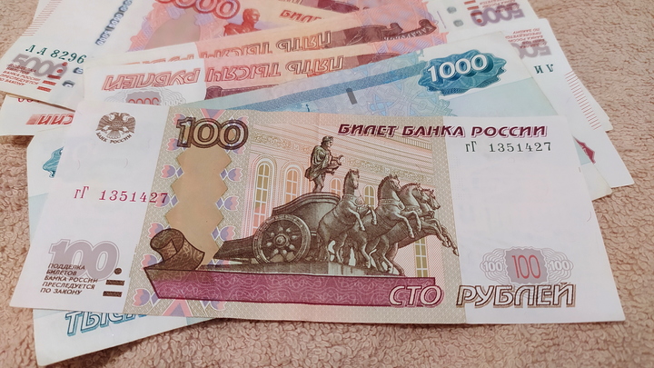 Финансист Бадалов подсказал, на что стоит потратить деньги до Нового года