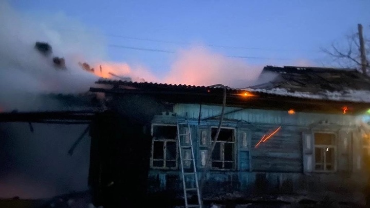 Женщина погибла при пожаре в частном доме в Новосибирской области