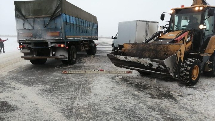 В Самарской области произошло ДТП со снегоуборочной техникой