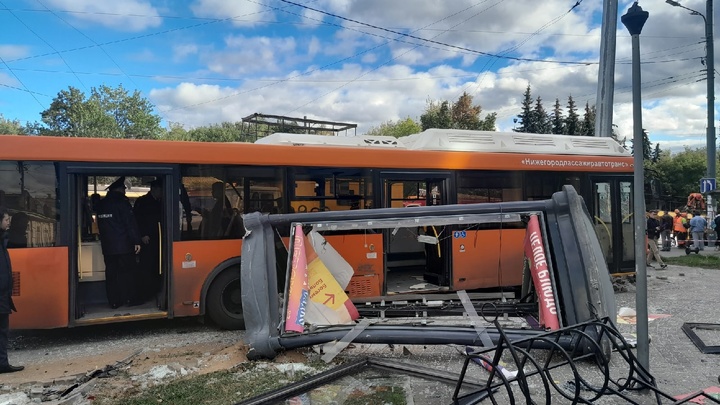 Пять человек пострадали при столкновении автобуса с иномаркой на Сенной в Нижнем Новгороде