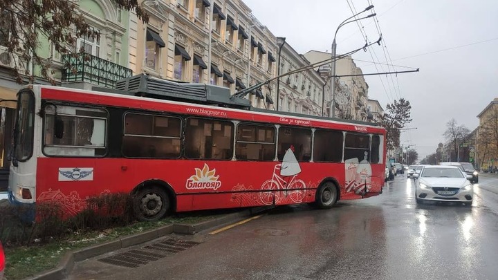 В центре Ростова-на-Дону троллейбус с пассажирами сошел с маршрута на Большой Садовой