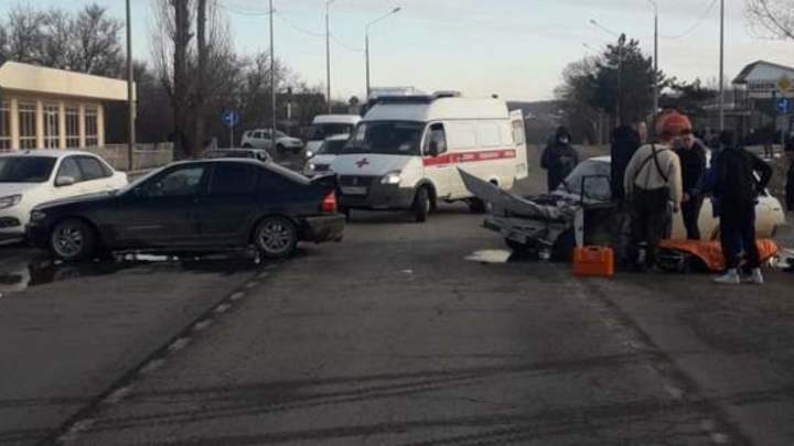 На Кубани в ДТП с участием БМВ пострадали два человека
