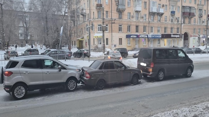 В Самаре пожилой водитель на Ford спровоцировал массовую аварию