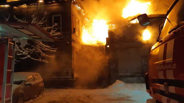 Сто пожарных борются с огнём на Большой Покровской в Нижнем Новгороде