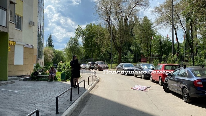 В Самаре с 17 этажа выпала девушка: трагедия произошла на улице Карбышева